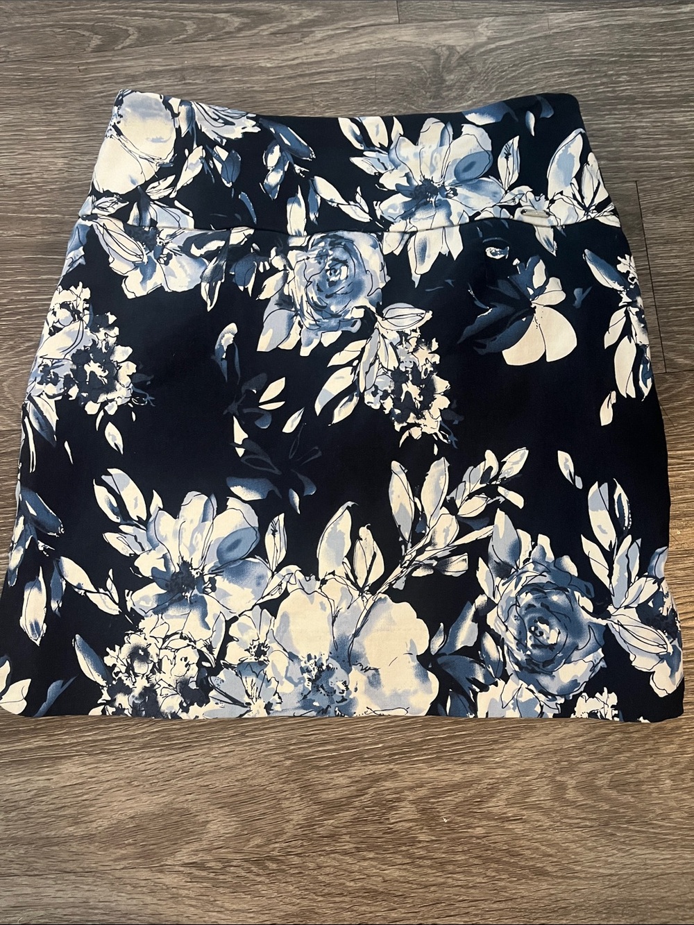 Floral Navy and White Women's SKORT sz S - Picture 6 of 7
